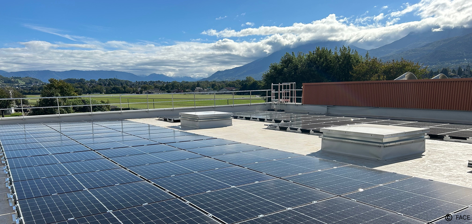 Toiture-terrasse, rénovation énergétique et solarisation, quel ROI pour le tertiaire ?